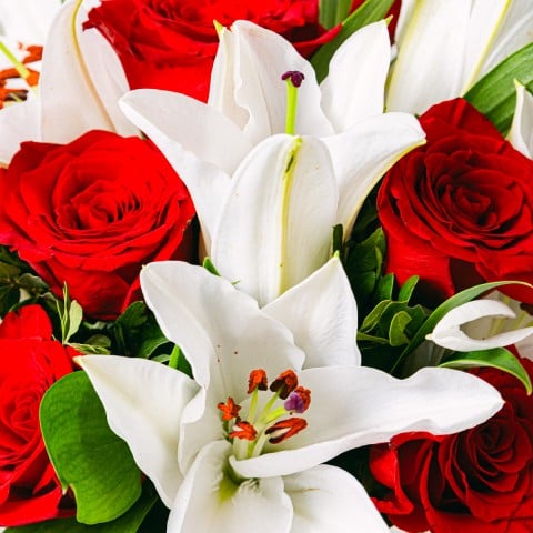 Love note: Red roses and white lilies highlight Love note: Red roses and white lilies highlight