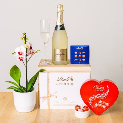 Sweet Charm: Mini Orchid, Chocolates and Cava Rosé Sweet Charm: Mini Orchid, Chocolates and Cava Rosé