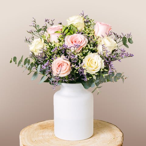 Espoir Éternel : Eucalyptus et Roses Espoir Éternel : Eucalyptus et Roses
